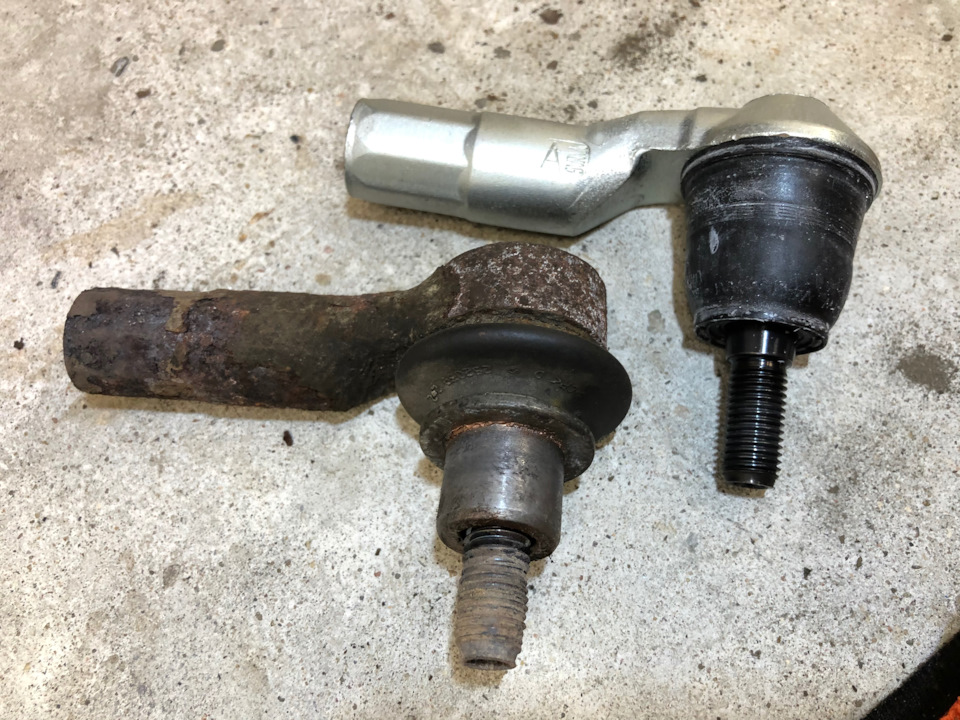 Правый наконечник VAG 1K0423812K — Volkswagen Passat B6. Запчасти на фото: 1K0423812K