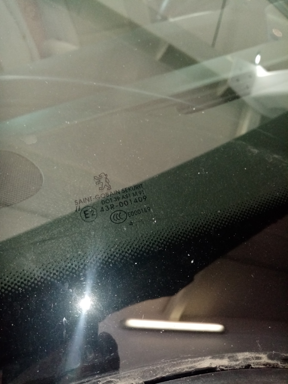 Заводское стекло. — Peugeot 307 SW. Запчасти на фото: 43R001409, E000189