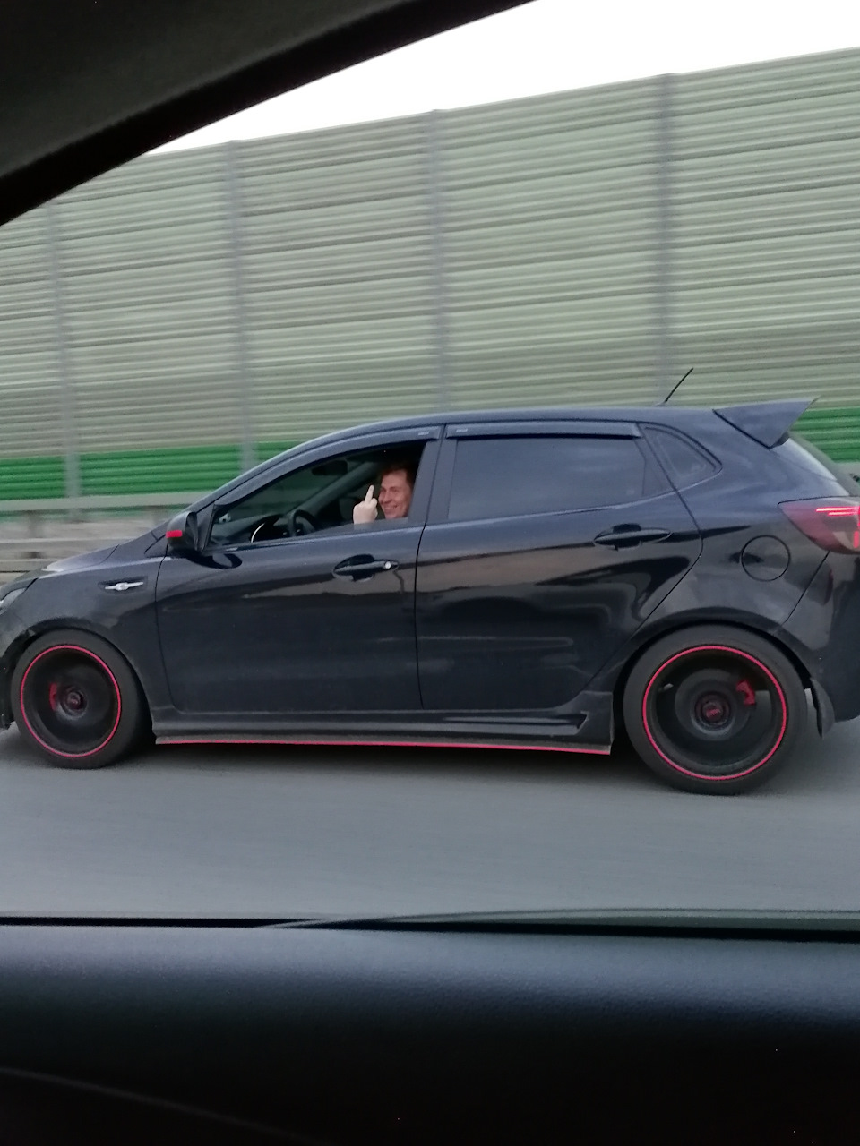 На полном ходу, во время угона)) угонщик мой друг) — KIA Rio 5-door (3G)