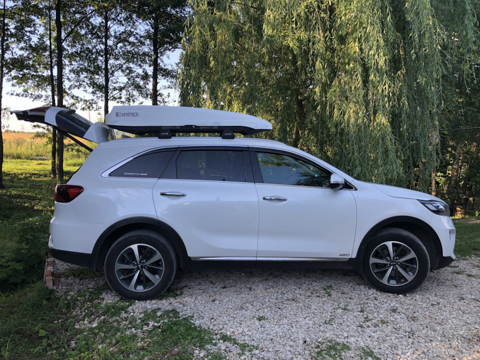 Бокс по максимуму сдвинул назад, но открытию багажника не мешает. — KIA Sorento (3G)