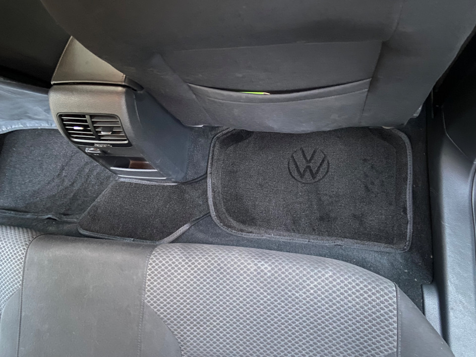 Коврик правого заднего пассажира — Volkswagen Jetta VI