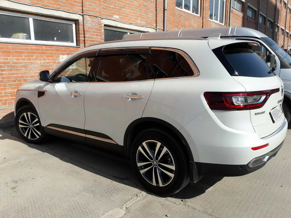 На стоянке перед «Автодомом» в летних «тапках» — Renault Koleos (2G)