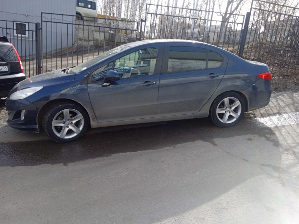 На старой летней резине Michelin Primacy 3 225/50/17 — Peugeot 408 (1G). Found on photo: Michelin Primacy 3 225/50R17