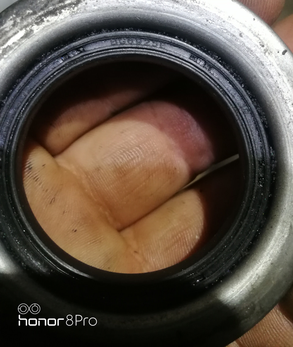 Номер пыльников BG 6925F (их 2 шт) — Subaru Legacy (BE/BH/BT)