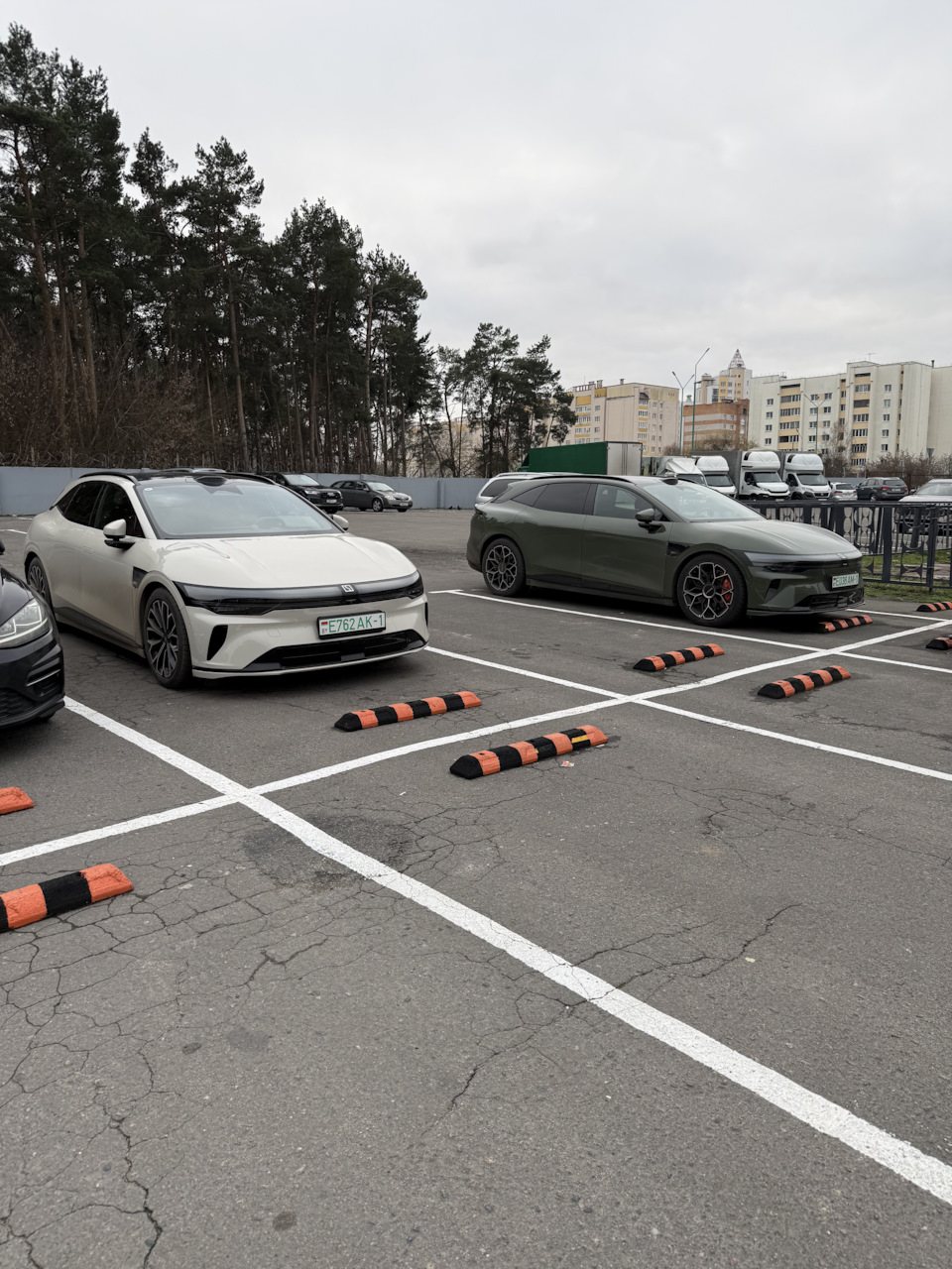Два друга — Zeekr 007 GT