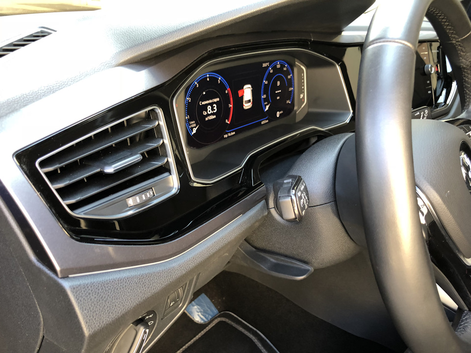 Ставим вставку декора вокруг панели приборов. — Volkswagen Polo Hatchback Mk6