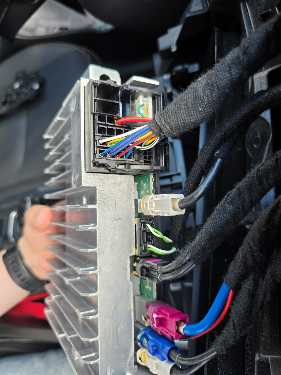 Установка процессора Hellion HAM 4.6pin DSP + Cабвуфер в Jolion