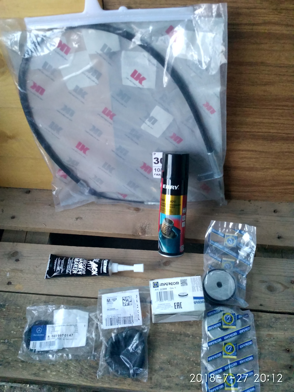 Комплект для замены (новый вид WD 40. KERRY . Кстати неплохо она работает) Чёрный герметик для посадки сальника . — Mercedes-Benz E-Class (W124)