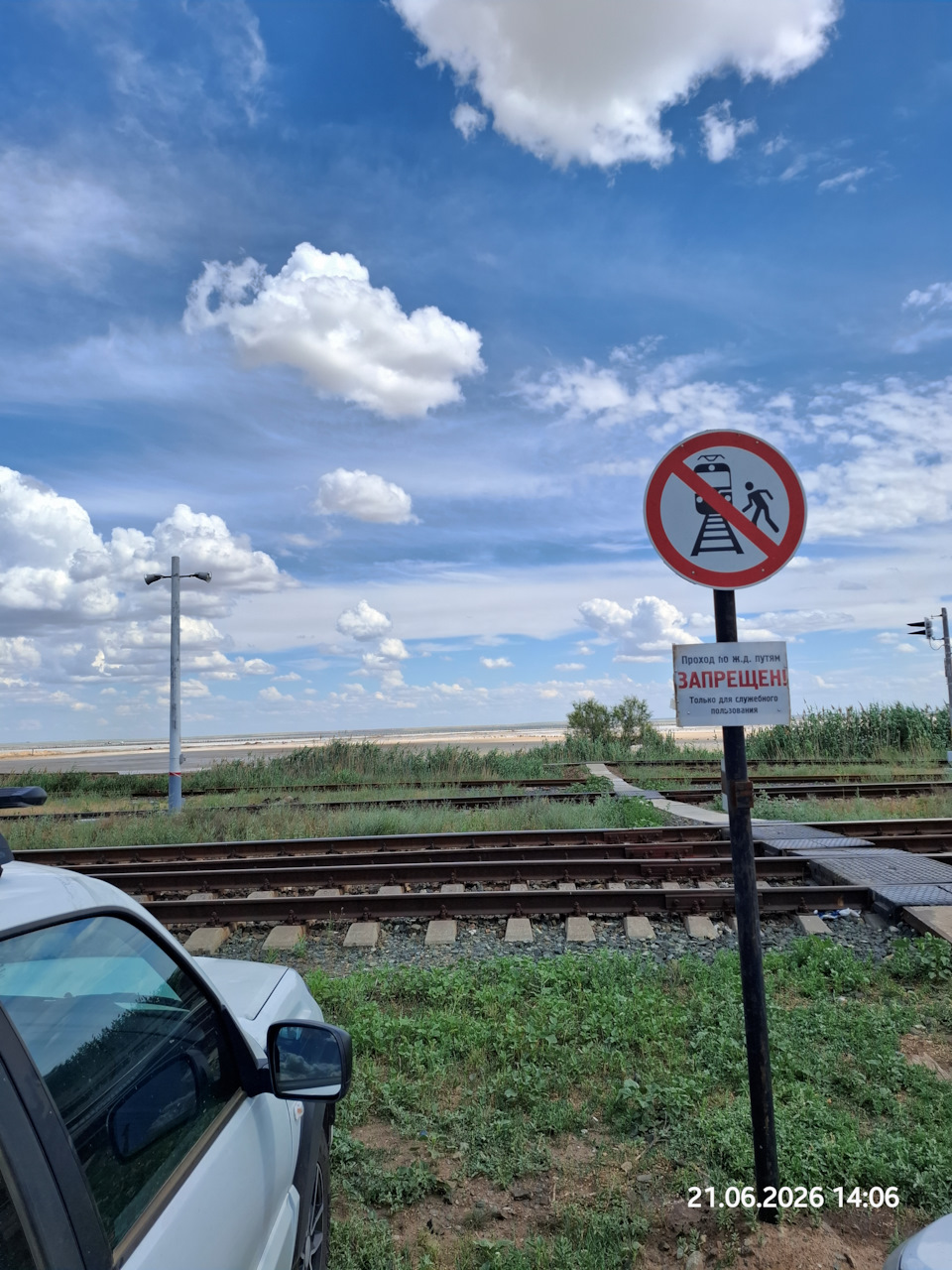 Вот такие таблички присутствуют. Но все, естественно, ходят)) — Lada Niva Travel