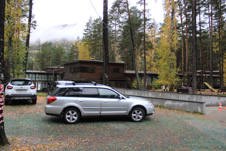 Парковка у отеля Алтика — Subaru Outback (BP). Запчасти на фото: CH231