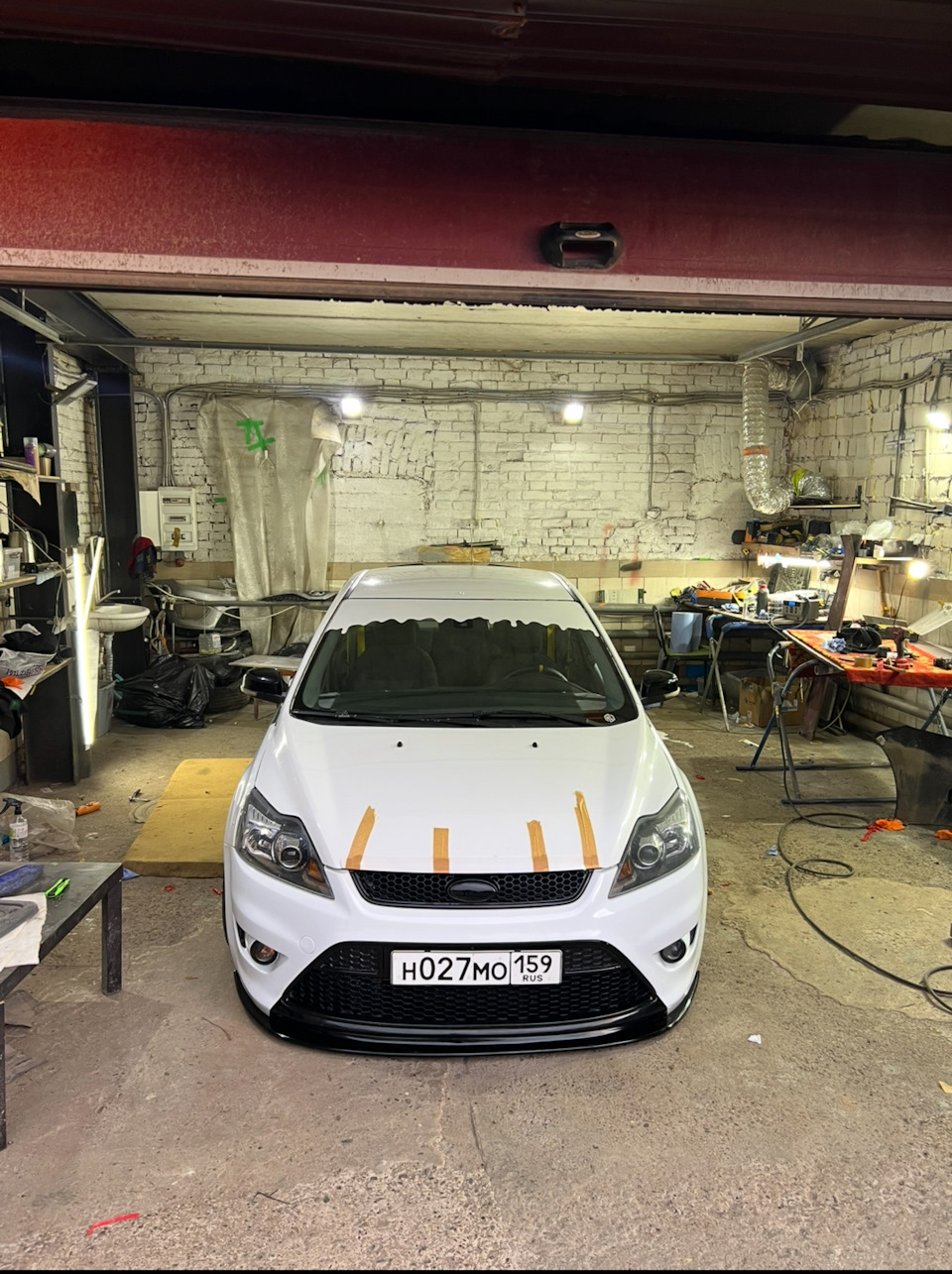 Перетянул в белую пленку саблю капота.😍 — Ford Focus Hatchback II