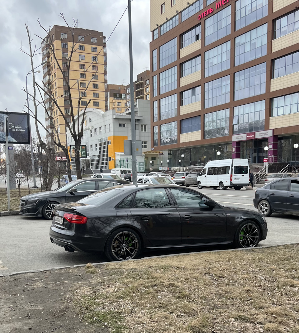 с другой стороны — Audi A4 (B8)