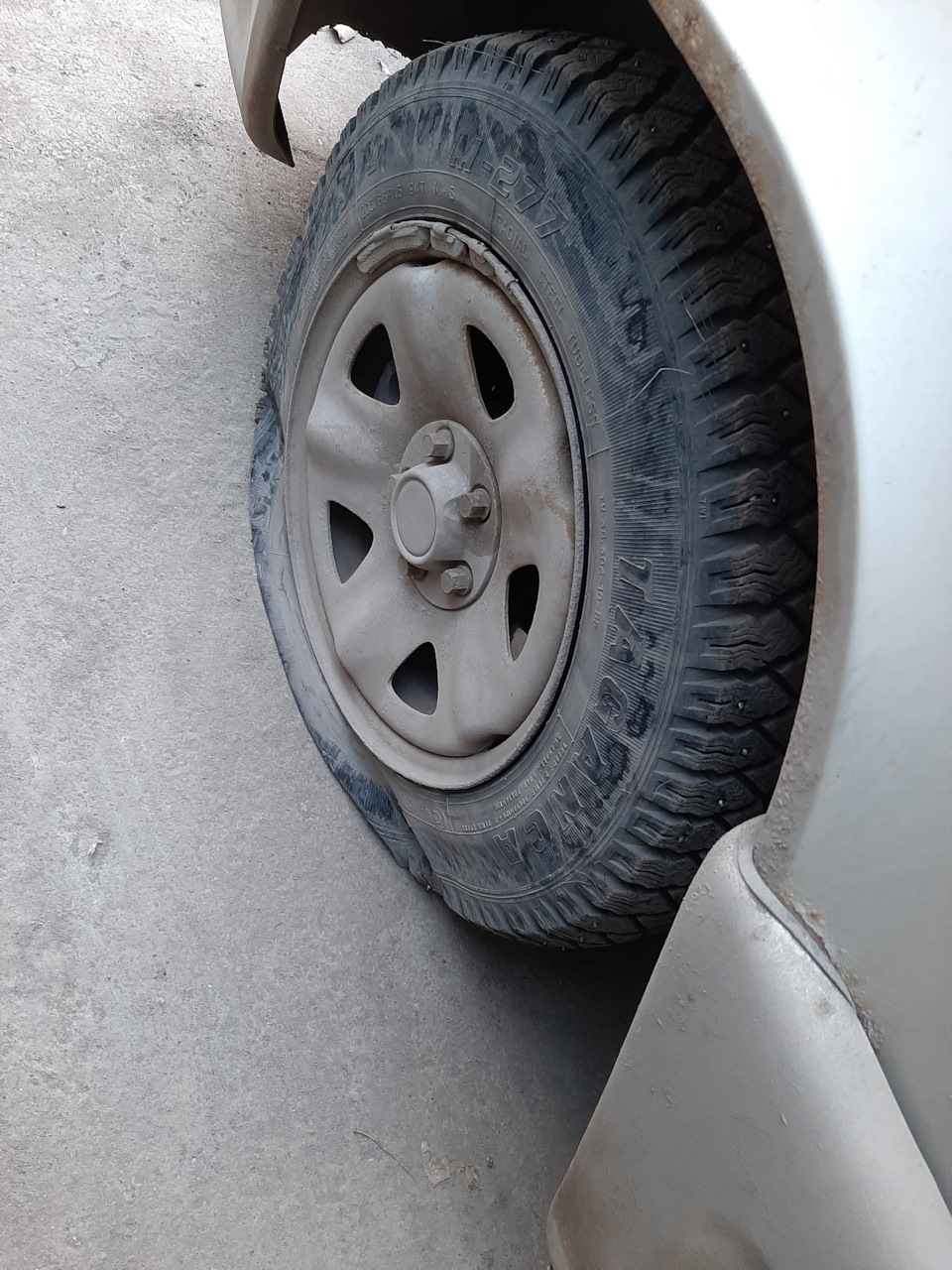 Отчётливо видно, как всё колесо распушилось — GAZ 31105