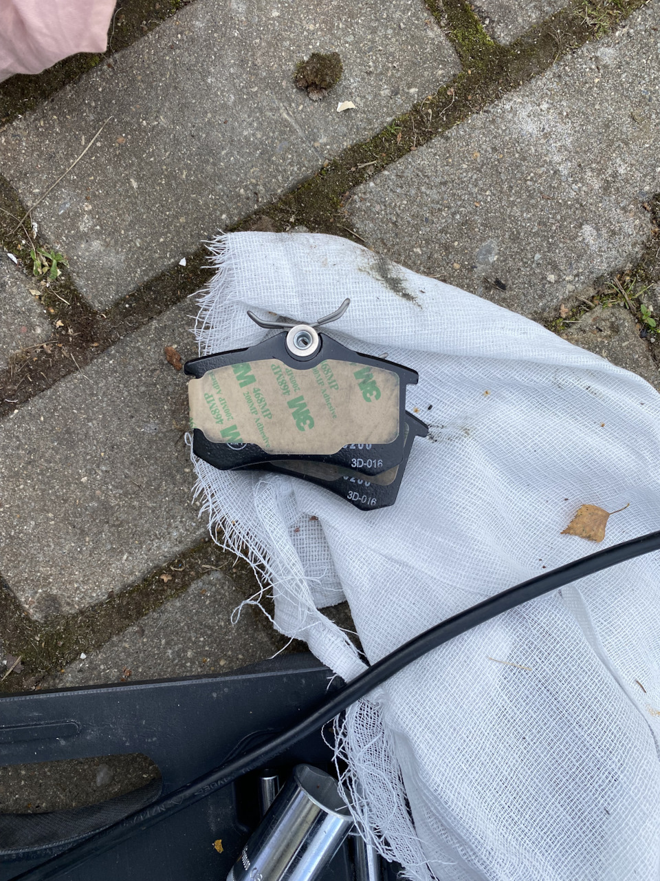 тут прошляпил. передние проверил на наличие пластин, а вот сзади нет, при установке уже поздно было. Поставил так. Позже докуплю пластины, поставлю. Пока не скрипит. — Skoda Rapid (1G)