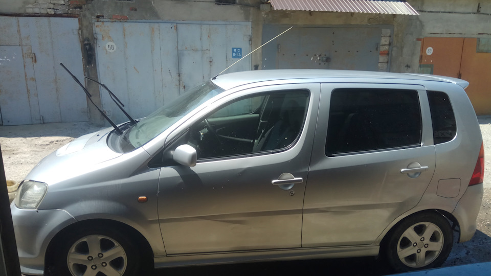 Daihatsu Yrv машинко