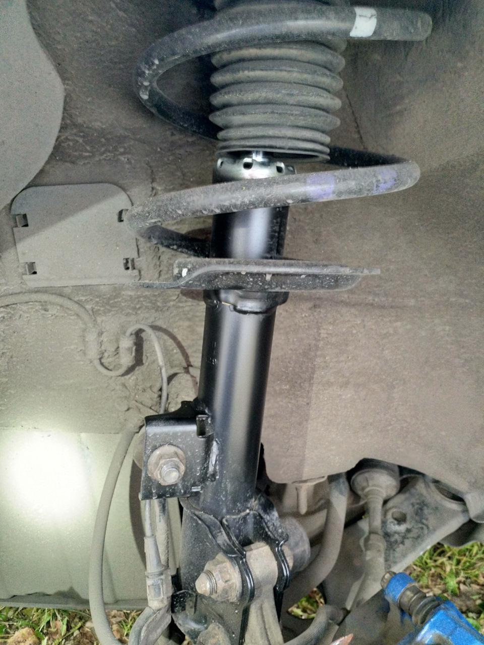 Левая стойка — Hyundai Sonata VI (YF)
