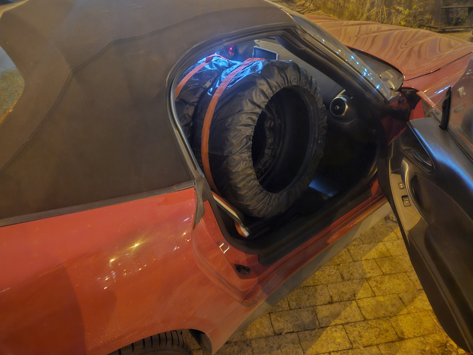В салон помещаются две шины. Хоть не одна, и на том спасибо. — FIAT 124 Spider