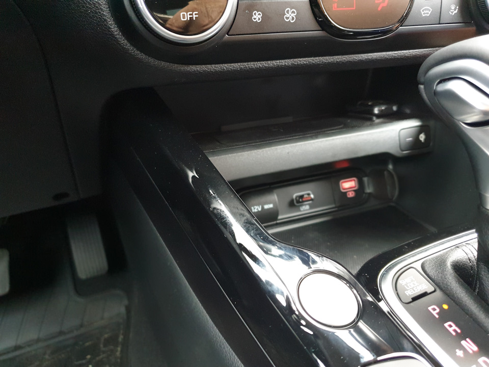 сверху место для беспроводной зарядки, снизу разъемы — KIA Soul (3G)