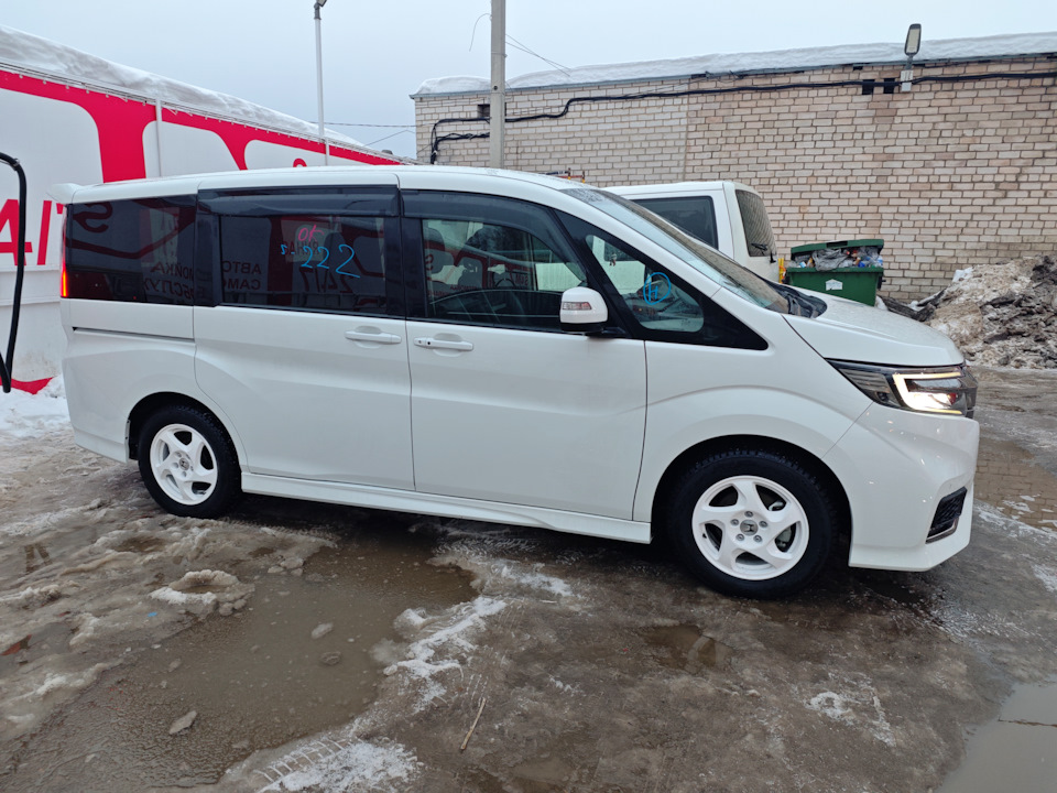 зимний комплект на дисках HONDA — Honda Stepwgn (5G). Запчасти на фото: S4222