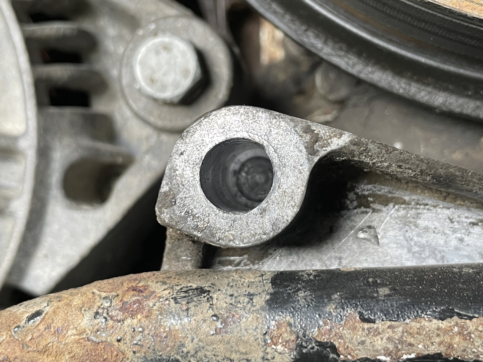 Отверстие, рассверленное до диаметра 10.2 мм. — Audi 100 (C4)