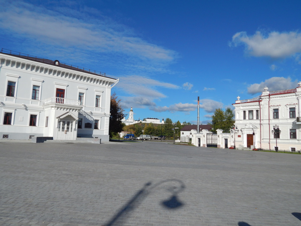 Слева музей последнего Императора. Перед расстрелом в Екб царская семья Николая 2 отметилась и в Тобольске. Не пошёл в музей, поскольку история царской семьи на Урале очень хорошо освещается. На Плацпарадной площади рядом (справа) старинное восстановленное здание, которое занимают мировые судьи. Думается мне, что иначе бы это здание не отремонтировали 🤣 — Toyota Caldina (210)