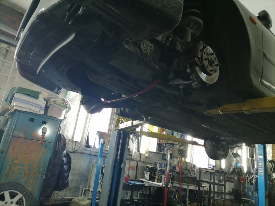 Распорочка уже на своём месте — Mazda Familia (BJ)