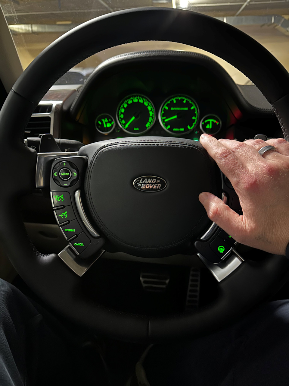 было тоже хорошо, но уже морально устарело чуть — Land Rover Range Rover (3G)