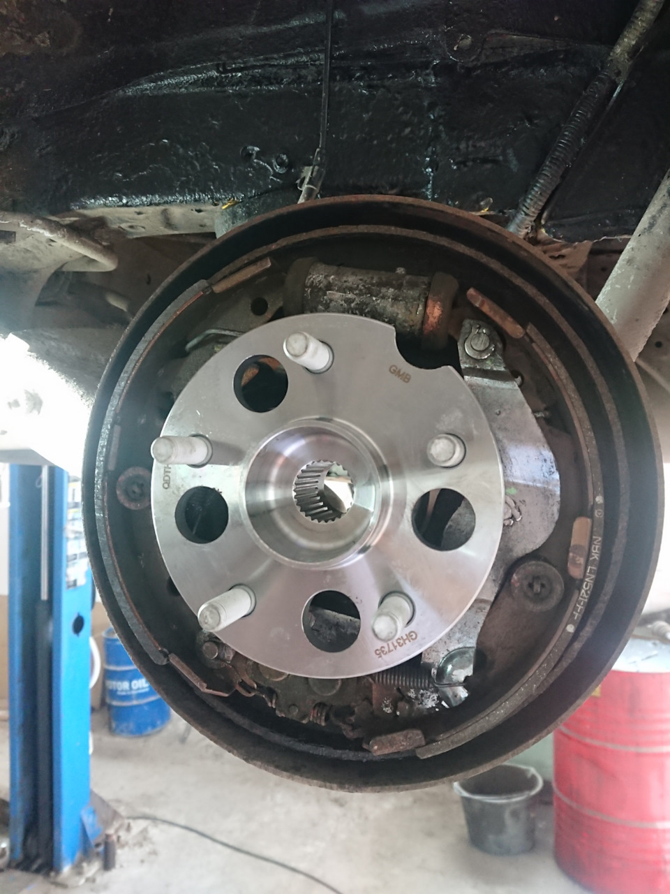 Поставили на место. — Toyota Voxy (1G). Запчасти на фото: GH31735