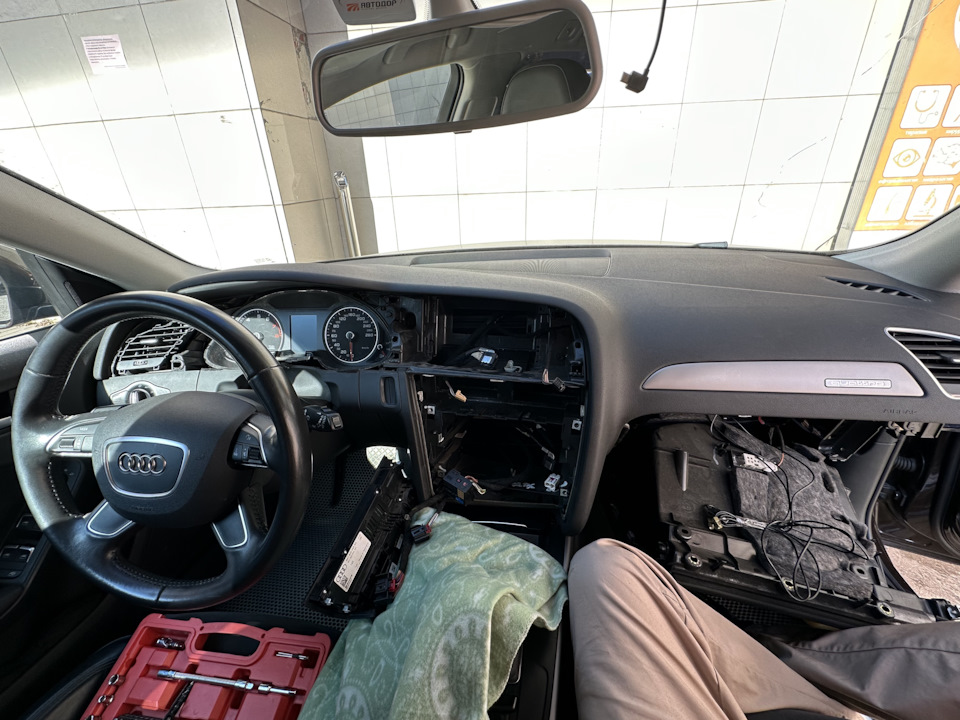 Теперь авто готово к установке новой аппаратуры — Audi A4 Allroad (B8)
