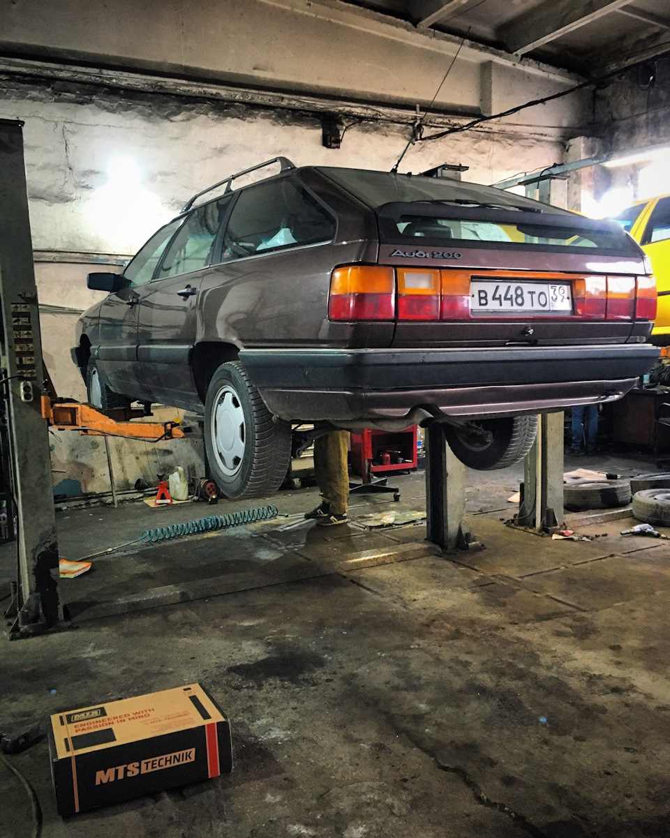в сервисе — Audi 200 (C3)