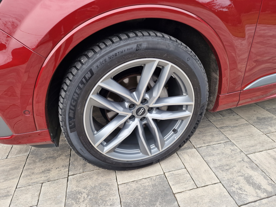 Фото в бортжурнале Audi Q7 (2G). Запчасти на фото: Michelin X-Ice North