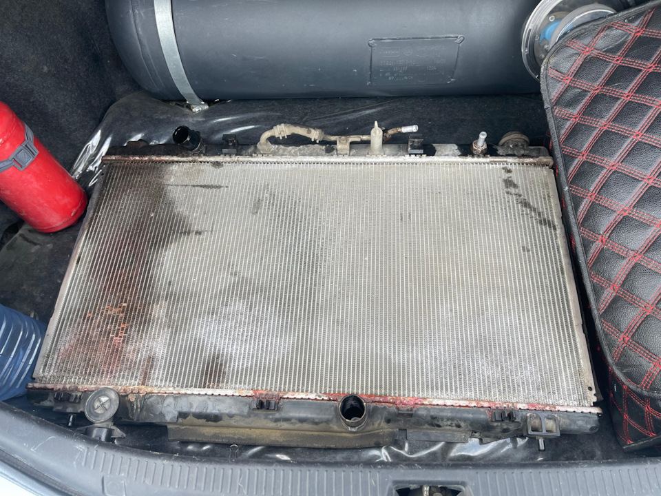 Старый радиатор — Toyota Aurion
