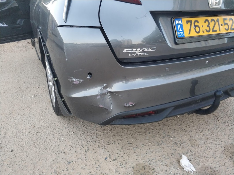А вот сзади повезло меньше, бампер разорван, пойдет под замену, ну может еще что то. — Honda Civic Hatchback (9G)