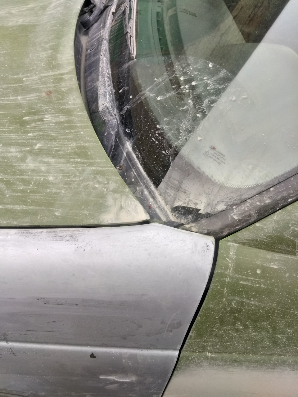 слева — Lada Приора седан. Запчасти на фото: 43R001562