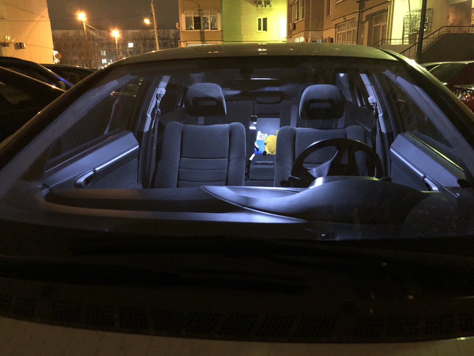 Включен только центральный плафон. — Honda Civic 4D (8G)