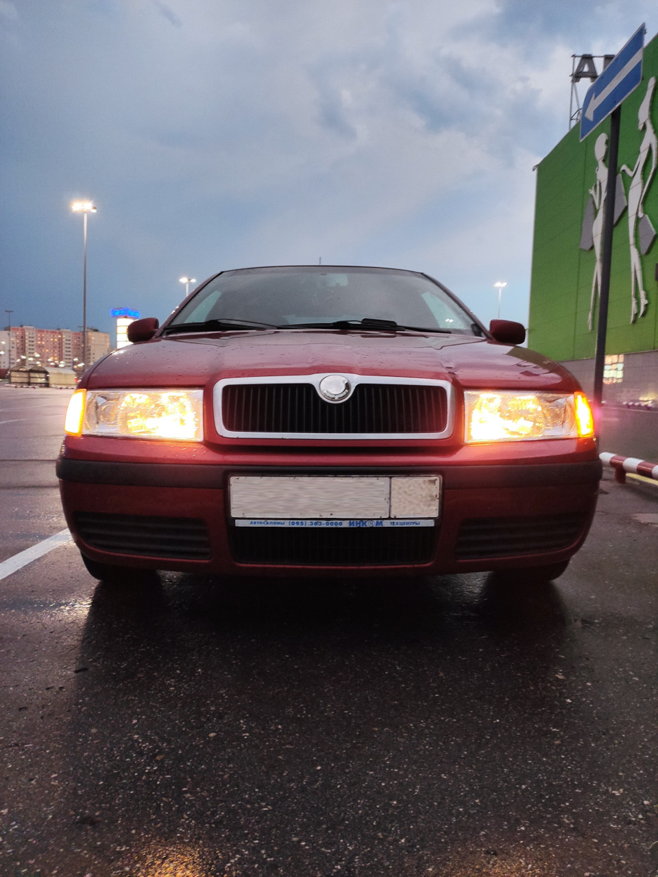 Слева выгоревшая лампа, справа новая Koito — Skoda Octavia A4 Mk1