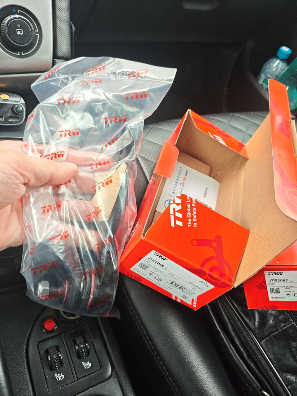 Photo from the logbook Peugeot 408 (1G). Found on photo: JTE2056, JTE2057