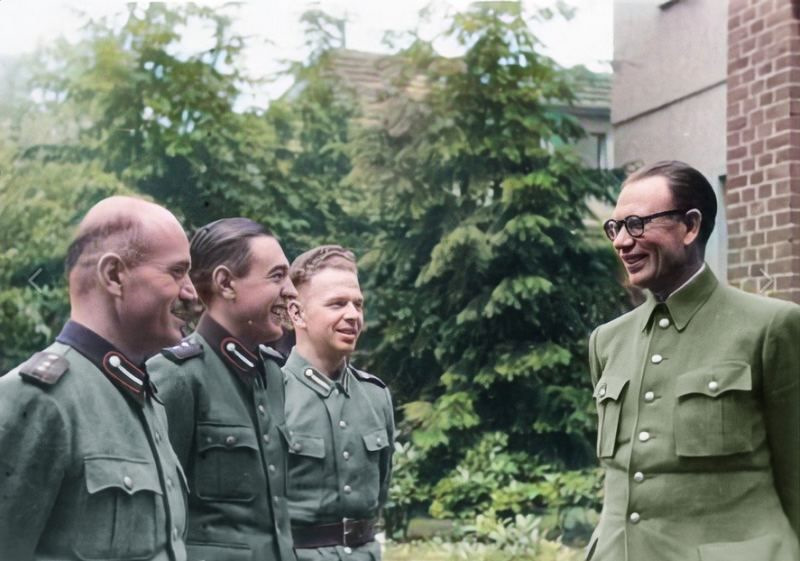 Генерал Власов с офицерами своего штаба. Лето 1944 года. — ГАЗ Соболь 4х4