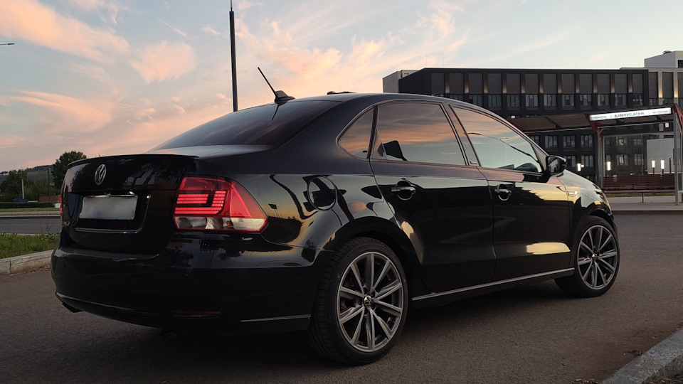 Volkswagen Polo Sedan Black_016