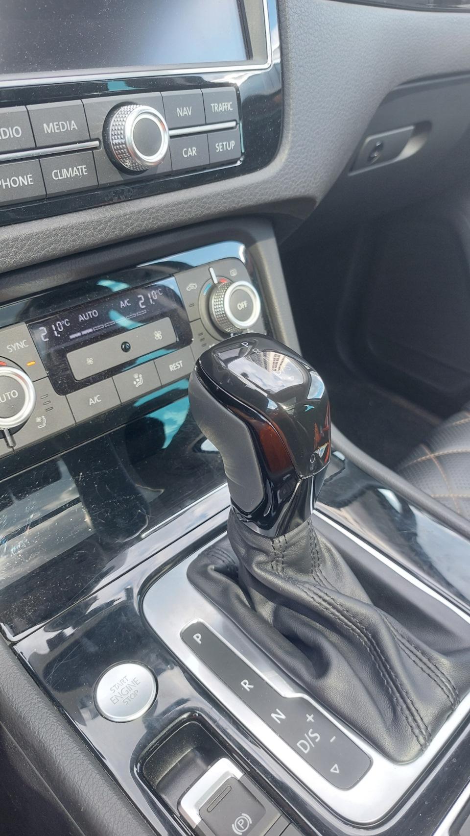 Вид с боку — Volkswagen Touareg (2G)