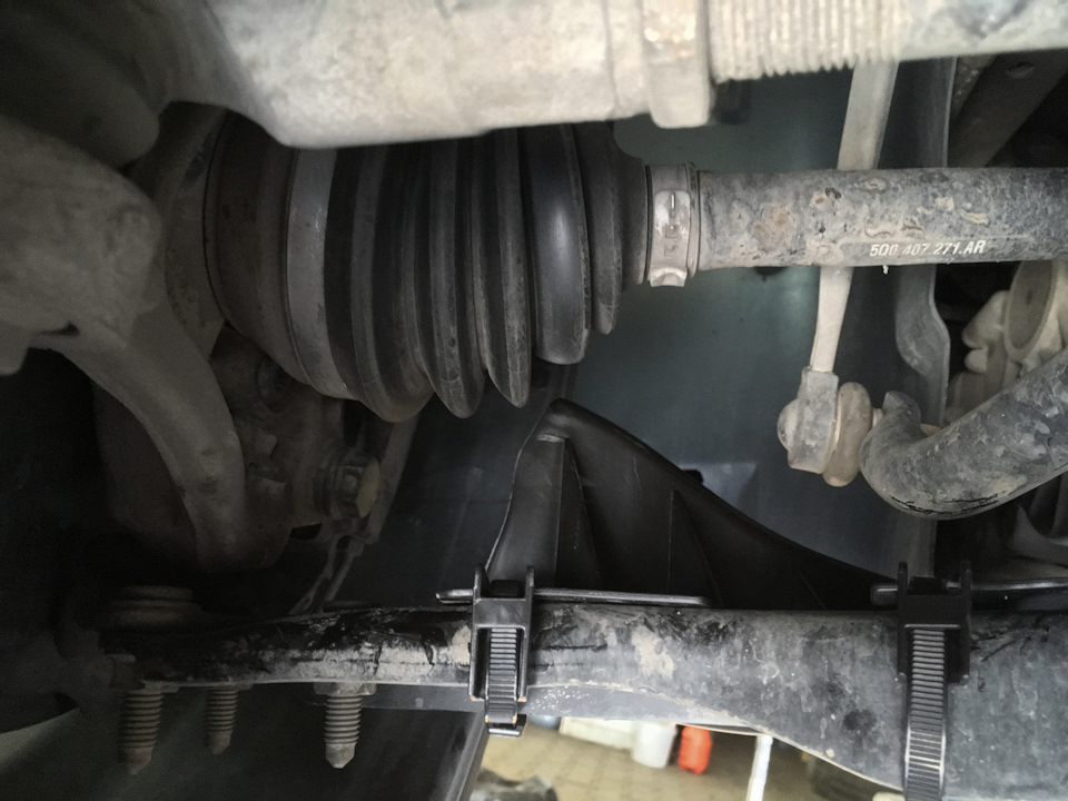 Дефлекторы тормозов (арт. 8V0407811, 8V0407812) — SEAT Leon FR (Mk3). Found on photo: 8V0407811, 8V0407812, 5Q0407271AR