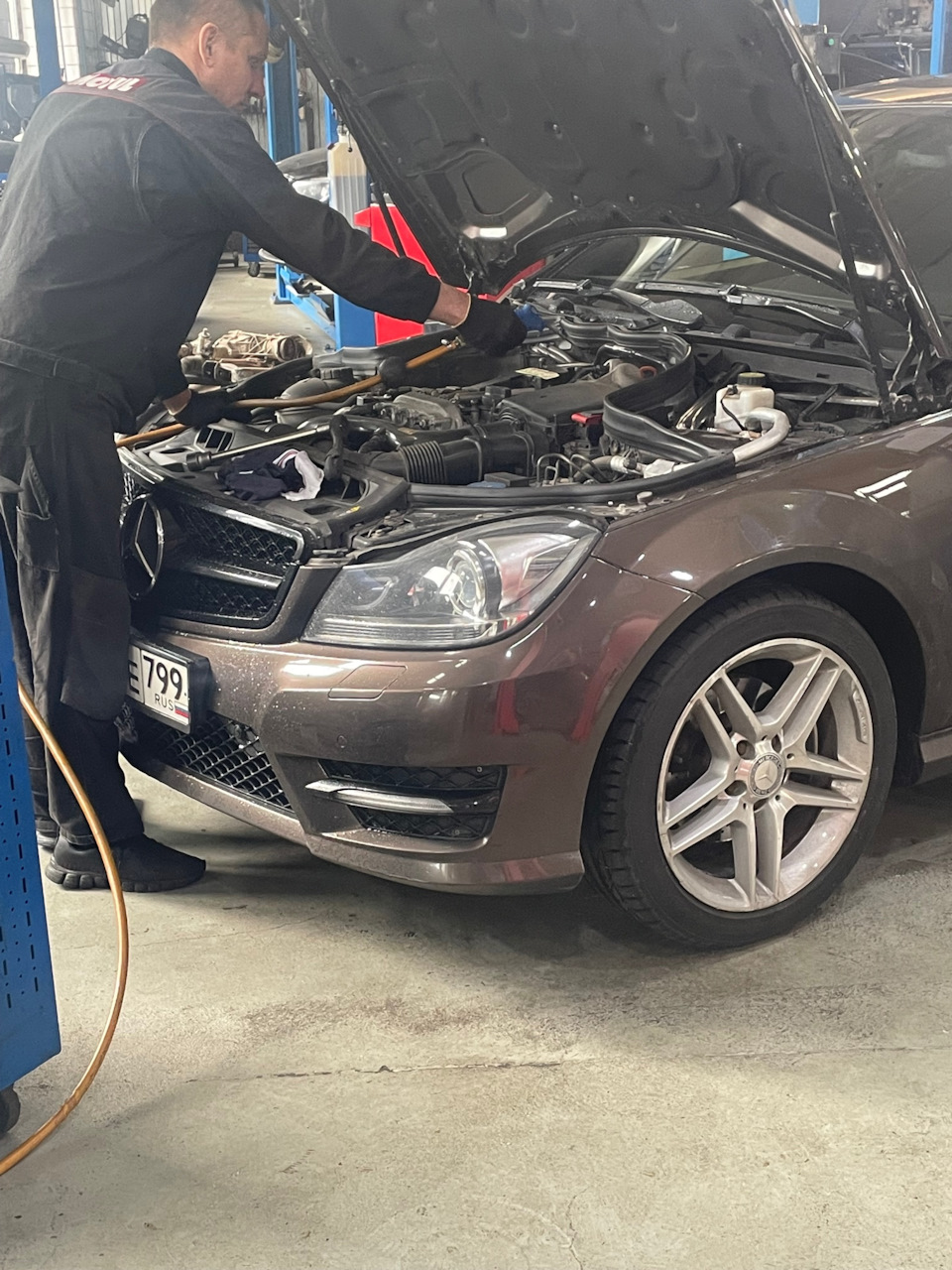 Что было приятным бонусом — продули подкапотное пространство от пыли — Mercedes-Benz C-Class (W204)
