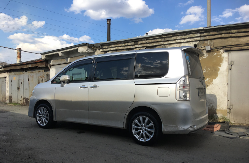 Фото в бортжурнале Toyota Voxy (2G)
