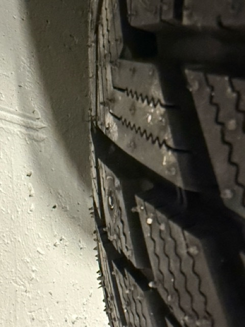 Hankook Winter i Pike X W429A — Voyah Free. Запчасти на фото: Hankook W409 Winter i Pike, Hankook W429A i Pike X