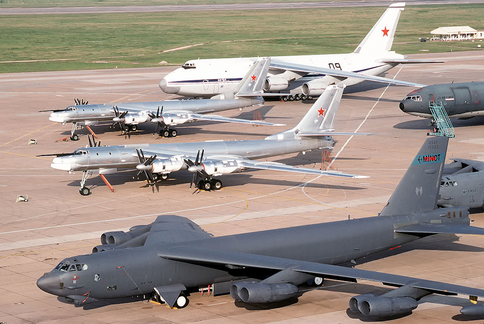 Ту-95МС рядом с B-52H «Стратофортресс», авиабаза Барксдейл, США, 1 мая 1992 года — Opel Vectra A