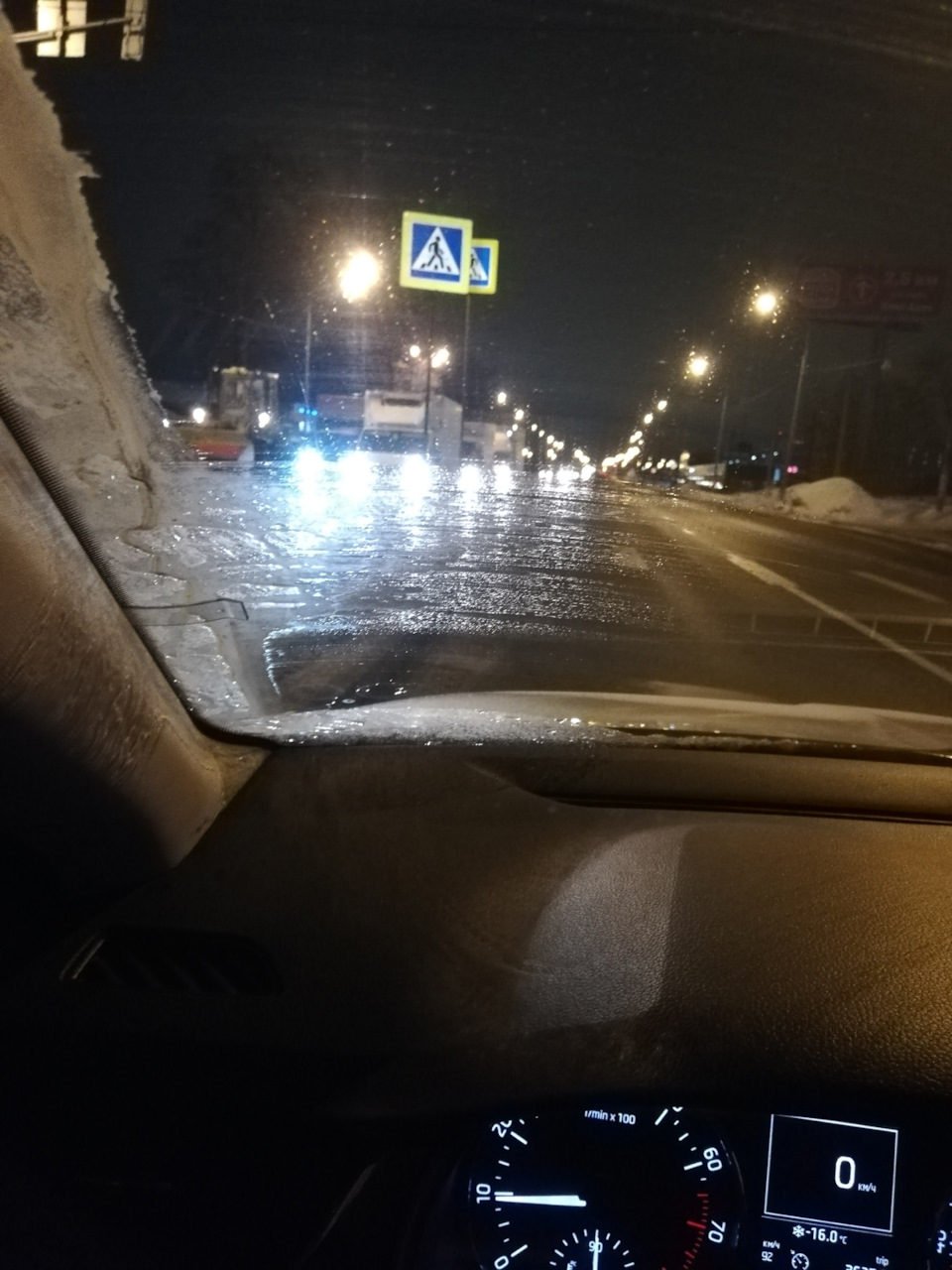 Слева в средней части видно разводы — Skoda Octavia A7 Mk3