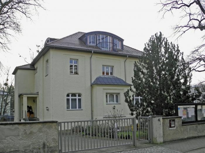 Ангелика-штрассе, 4 (Angelikastraße 4) где в 1985–1990 годах располагалось представительство КГБ СССР — Lada Riva GLS