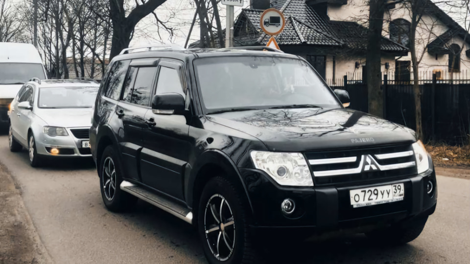 Mitsubishi Pajero Black Fantasy