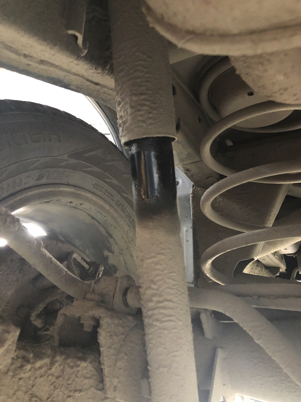 задний аморт — подтеки — Mitsubishi Pajero Sport (3G)