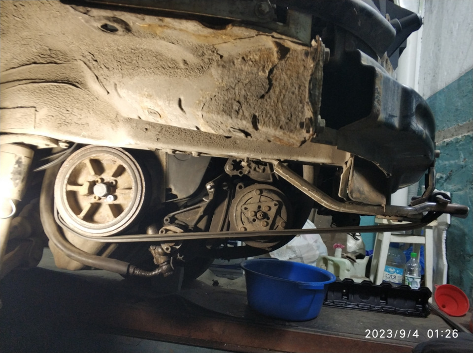 Фиксация шкива коленвала — Volkswagen Transporter T4
